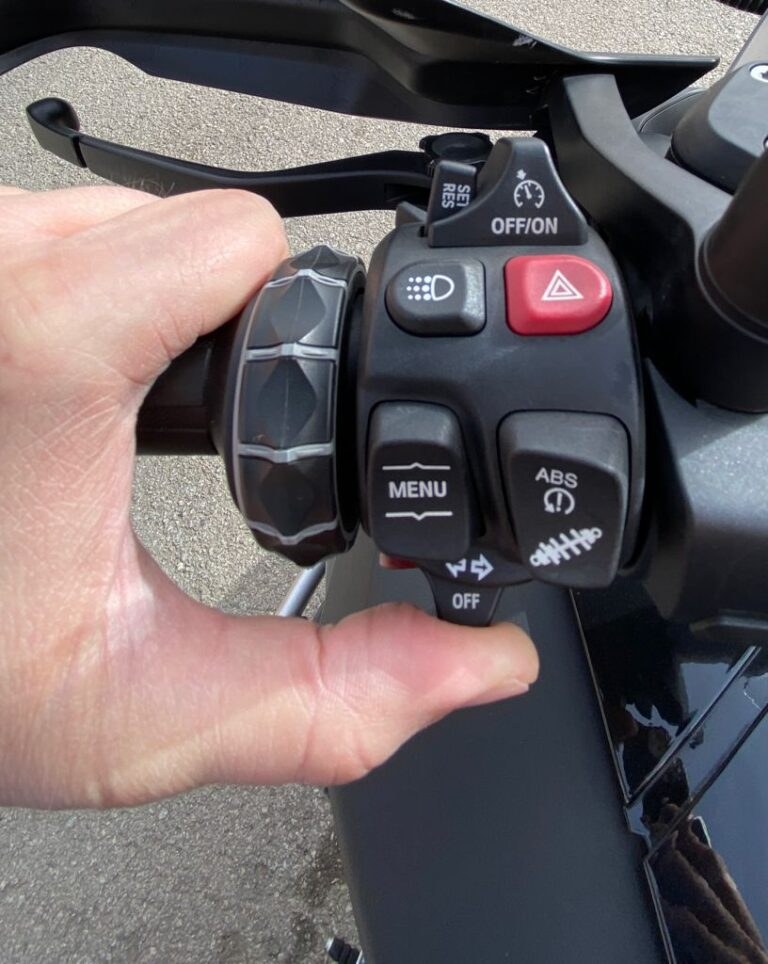 Botón de cancelar intermitentes usado para activar el mando de parking